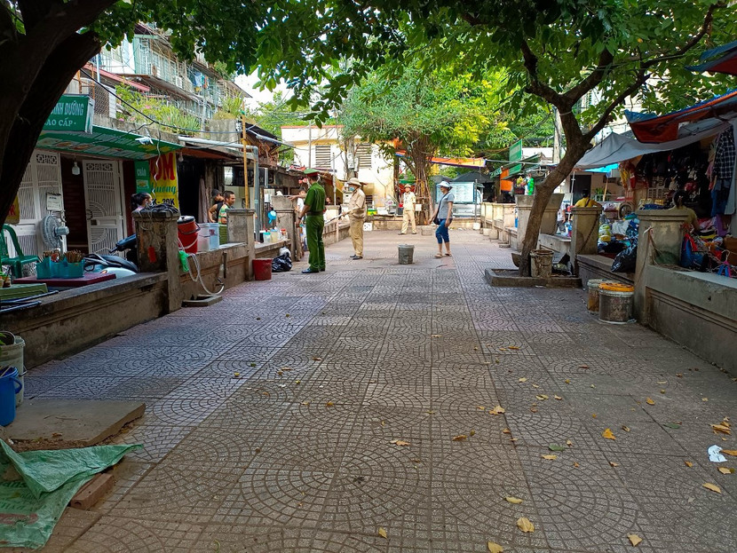 Lực lượng chức năng phường Phương Mai xử lý nghiêm tình trạng lấn chiếm diện tích sân chơi để kinh doanh