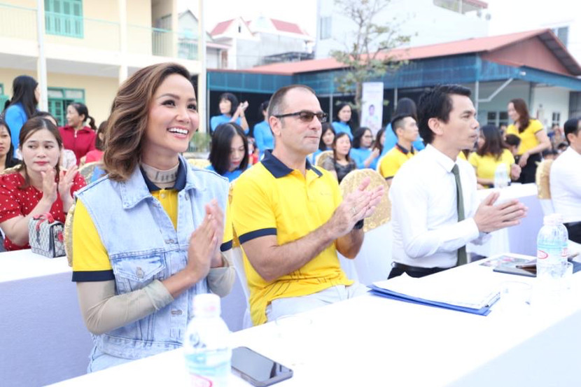 Sun Life đã triển khai lắp đặt 102 trụ bóng rổ cho 51 trường học tại 33 tỉnh