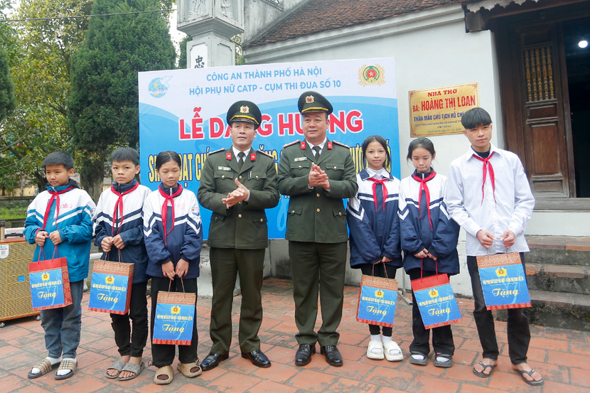 Đoàn công tác tặng quà học sinh có hoàn cảnh khó khăn của trường Trung học và Tiểu học xã Hồng Tiến, huyện Khoái Châu