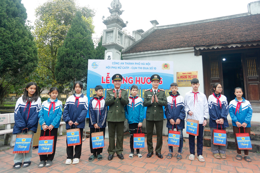 Đoàn công tác tặng quà học sinh có hoàn cảnh khó khăn của trường Trung học và Tiểu học xã Hồng Tiến, huyện Khoái Châu