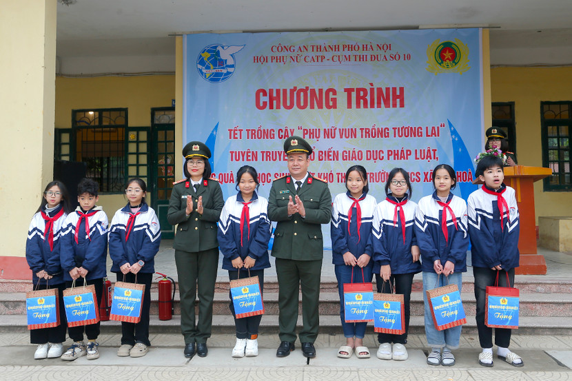 Tặng quà cho học sinh có hoàn cảnh khó khăn tại trường THCS Việt Hòa, huyện Khoái Châu