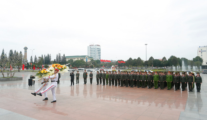 Dâng hoa tại Tượng đài Cố Tổng Bí thư Nguyễn Văn Linh