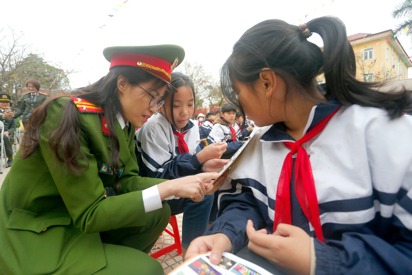 Tại trường THCS Việt Hòa, huyện Khoái Châu, các cán bộ, chiến sĩ thuộc Cụm thi đua số 10 CATP Hà Nội cũng tổ chức tuyên truyền pháp luật về an toàn giao thông, phòng chống tai nạn thương tích, an toàn PCCC và phòng chống tệ nạn trong học đường