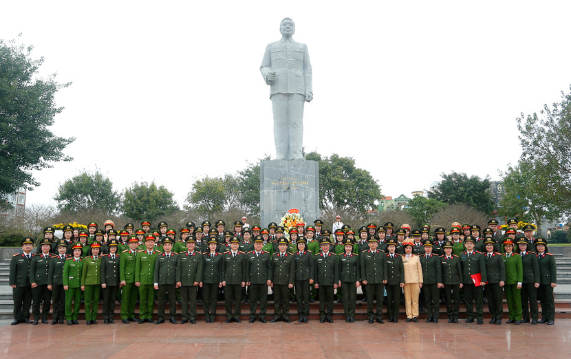 Các cán bộ, chiến sĩ chụp ảnh lưu niệm tại Tượng đài Cố Tổng Bí thư Nguyễn Văn Linh