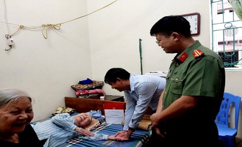 Đoàn công tác thăm gia đình ông Hà Đình Chước (SN 1931) - cán bộ Công an nghỉ hưu, là bố đẻ của liệt sỹ Hà Đình Hưng. Đoàn công tác thăm gia đình ông Hà Đình Chước (SN 1931) - cán bộ Công an nghỉ hưu, là bố đẻ của liệt sỹ Hà Đình Hưng.