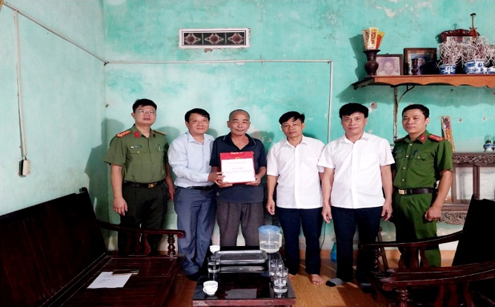 Đoàn công tác đến thăm hỏi, tặng quà gia đình ông Đào Đức Ngọc (SN 1961) là cháu ruột thờ cúng liệt sỹ Đào Đức Sách Đoàn công tác đến thăm hỏi, tặng quà gia đình ông Đào Đức Ngọc (SN 1961) là cháu ruột thờ cúng liệt sỹ Đào Đức Sách