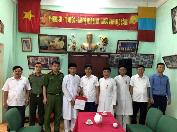 Đoàn công tác tặng quà trường hợp có hoàn cảnh khó khăn tại Thánh thất Cao Đài, xã Sài Sơn, huyện Quốc Oai. Đoàn công tác tặng quà trường hợp có hoàn cảnh khó khăn tại Thánh thất Cao Đài, xã Sài Sơn, huyện Quốc Oai.