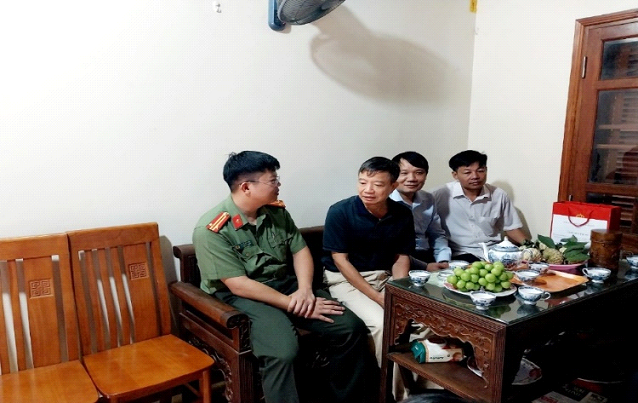 Trung tá Đào Mạnh Tiến - Phó Trưởng Công an huyện và đoàn công tác thăm gia đình ông Đào Đức Phong (SN 1961) - cán bộ Công an nghỉ hưu, con đẻ của liệt sỹ Đào Xuân Đại. Trung tá Đào Mạnh Tiến - Phó Trưởng Công an huyện và đoàn công tác thăm gia đình ông Đào Đức Phong (SN 1961) - cán bộ Công an nghỉ hưu, con đẻ của liệt sỹ Đào Xuân Đại.