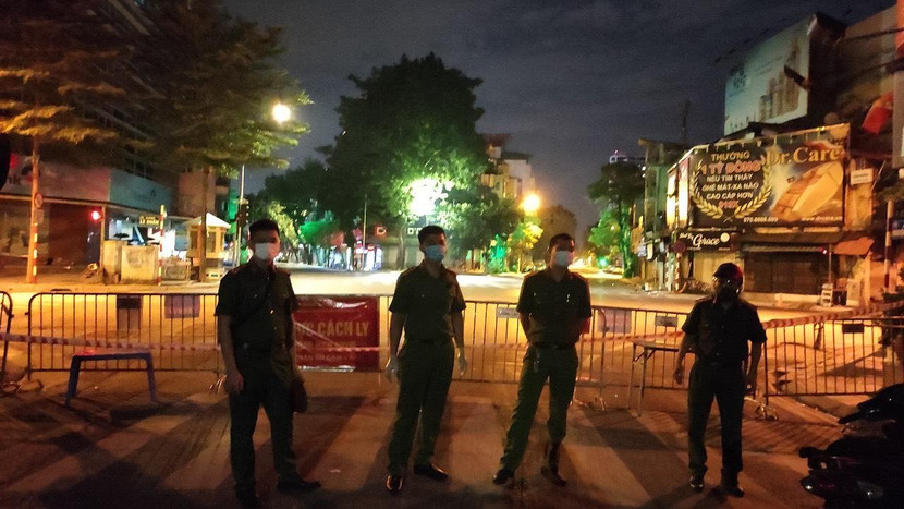 CBCS Công an quận trắng đêm làm nhiệm vụ tại chốt Nguyễn Khuyến - Lê Duẩn
