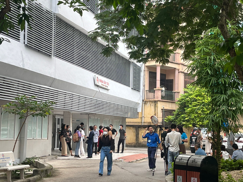 Quang cảnh bên ngoài khoa cấp cứu Quang cảnh bên ngoài khoa cấp cứu