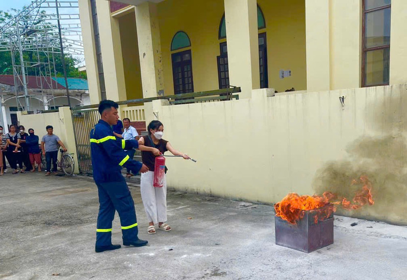 Hướng dẫn các học viên kỹ năng khống chế đám cháy