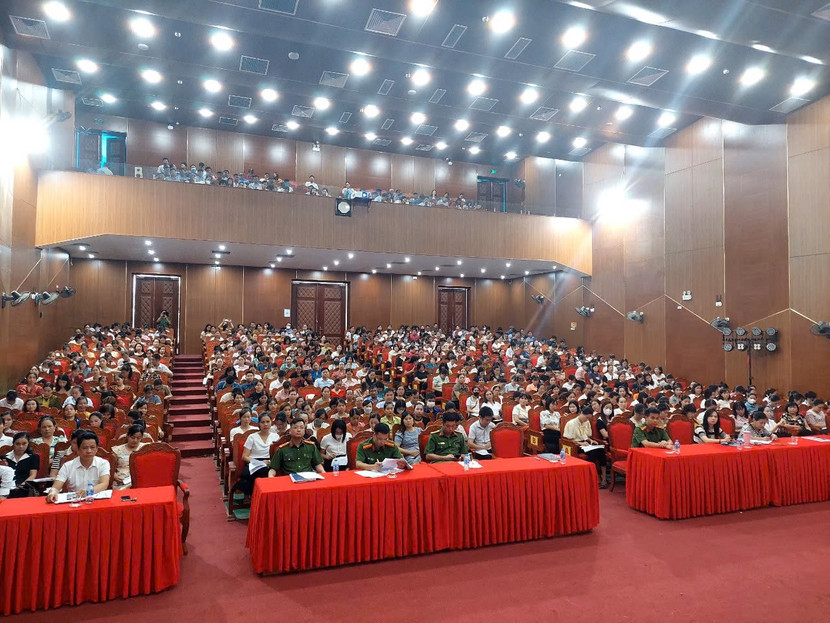 Lớp tập huấn có sự tham gia của hơn 700 cán bộ, giáo viên đang công tác tại các trường học trên địa bàn huyện Thạch Thất Lớp tập huấn có sự tham gia của hơn 700 cán bộ, giáo viên đang công tác tại các trường học trên địa bàn huyện Thạch Thất