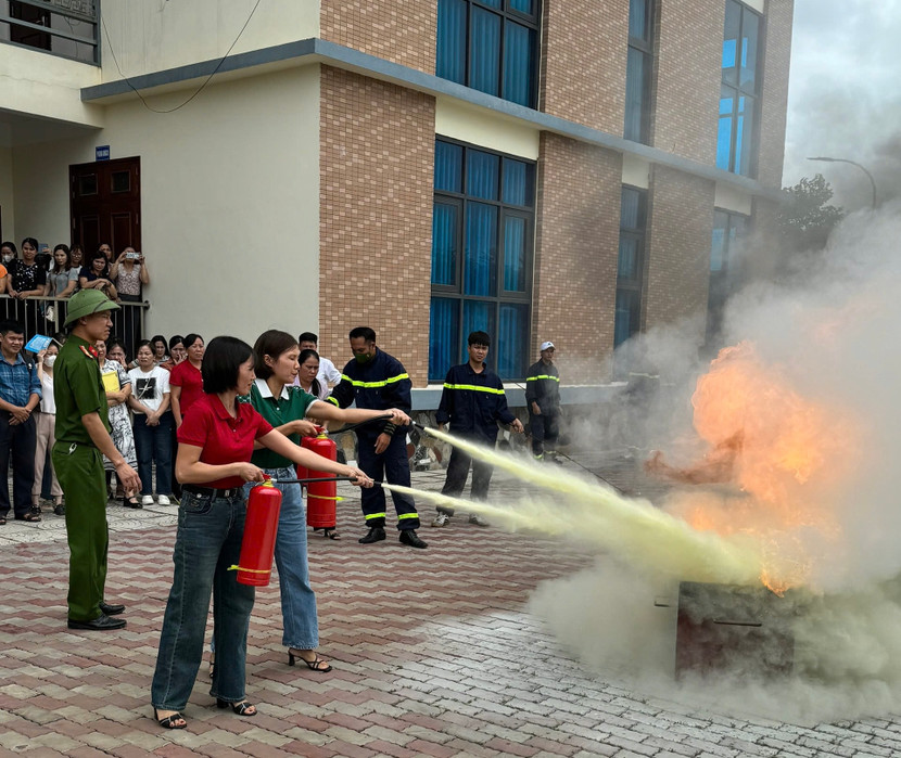 Trang bị kỹ năng sử dụng bình cứu hoả cho cán bộ, giáo viên Trang bị kỹ năng sử dụng bình cứu hoả cho cán bộ, giáo viên