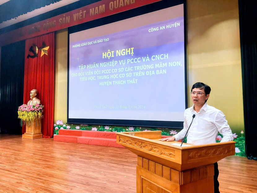 Đồng chí Đỗ Toàn Thắng, Trưởng phòng Giáo dục và đào tạo huyện Thạch Thất phát biểu khai mạc lớp tập huấn Đồng chí Đỗ Toàn Thắng, Trưởng phòng Giáo dục và đào tạo huyện Thạch Thất phát biểu khai mạc lớp tập huấn