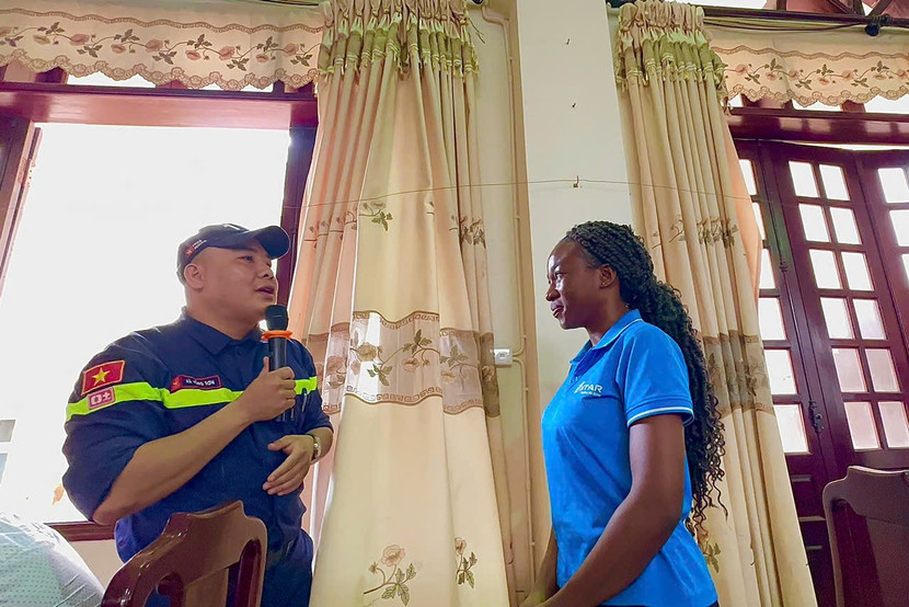 Báo cáo viên trao đổi kinh nghiệm với học viên người nước ngoài thuộc trung tâm anh ngữ trên địa bàn huyện