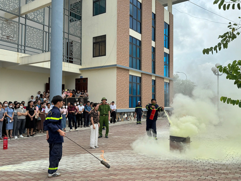 Đội Cảnh sát PCCC Công an huyện Thạch Thất hướng dẫn cán bộ, giáo viên thực hành sử dụng thiết bị chữa cháy khống chế đám cháy Đội Cảnh sát PCCC Công an huyện Thạch Thất hướng dẫn cán bộ, giáo viên thực hành sử dụng thiết bị chữa cháy khống chế đám cháy