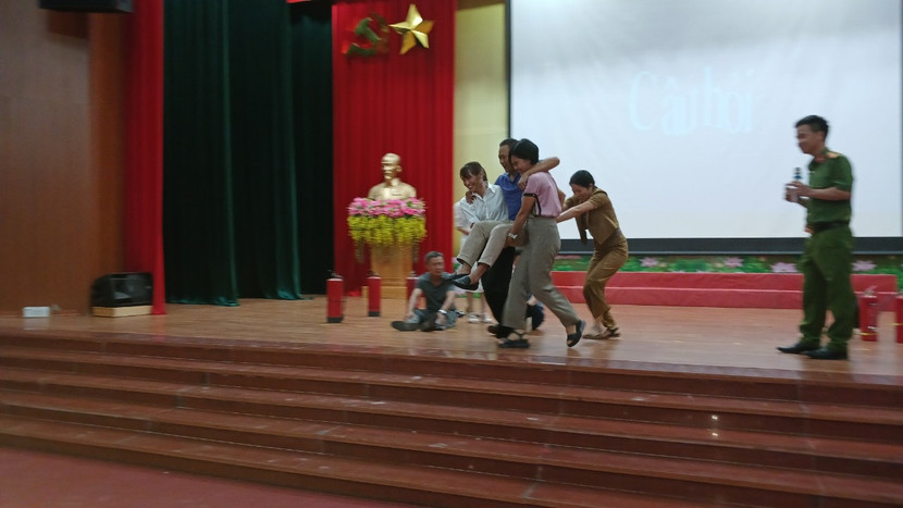 Các học viên tham gia thực hành cứu nạn khi có cháy xảy ra Các học viên tham gia thực hành cứu nạn khi có cháy xảy ra