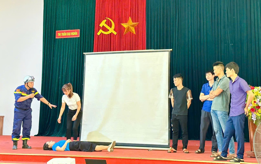 Báo cáo viên hướng dẫn các kỹ năng cứu nạn, cứu hộ