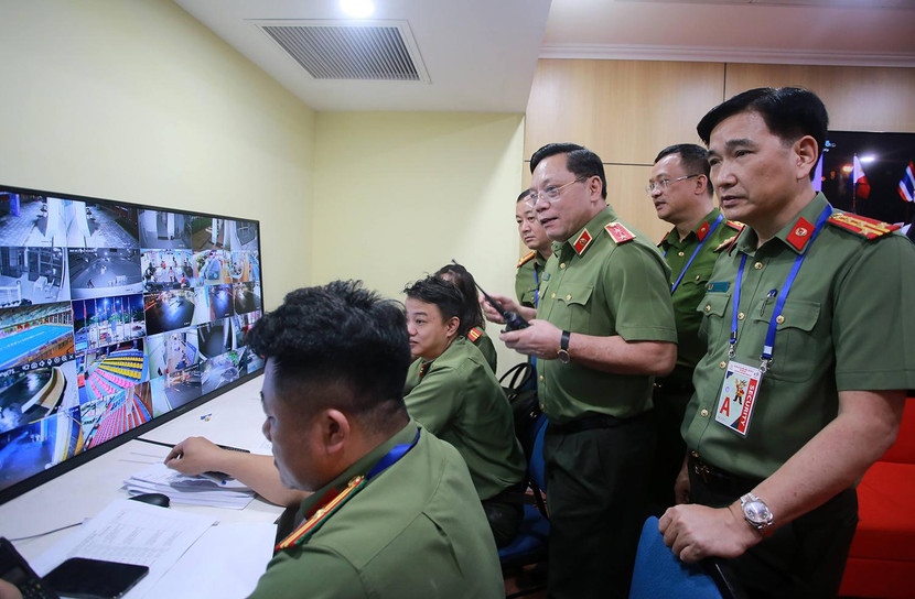 Trung tướng Nguyễn Hải Trung, Ủy viên Ban Thường vụ Thành ủy, Bí thư Đảng ủy, Giám đốc CATP Hà Nội trực tiếp chỉ huy công tác an ninh khu vực sân vận động Mỹ Đình Ảnh: Lam Thanh