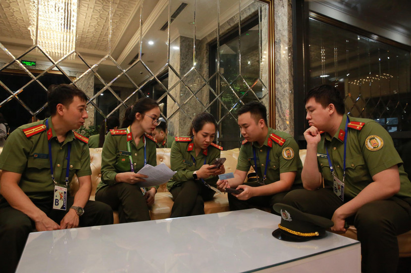 Gần 23h, các chiến sỹ đã tìm được nơi lưu trú của khách nước ngoài để bàn giao tài sản Gần 23h, các chiến sỹ đã tìm được nơi lưu trú của khách nước ngoài để bàn giao tài sản