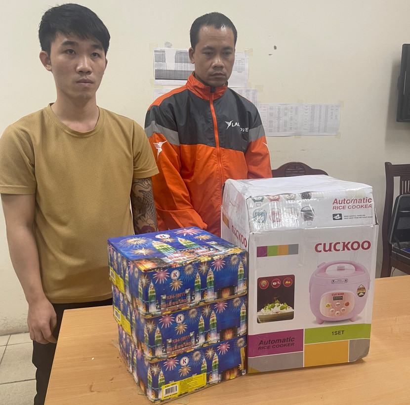 Hai đối tượng cùng số tang vật bị thu giữ Hai đối tượng cùng số tang vật bị thu giữ