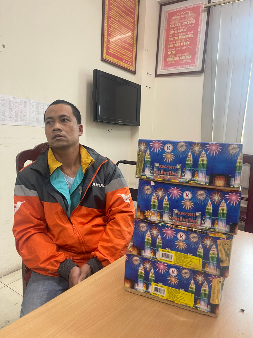 Tài xế chở theo pháo hoa nổ đi giao cho khách Tài xế chở theo pháo hoa nổ đi giao cho khách