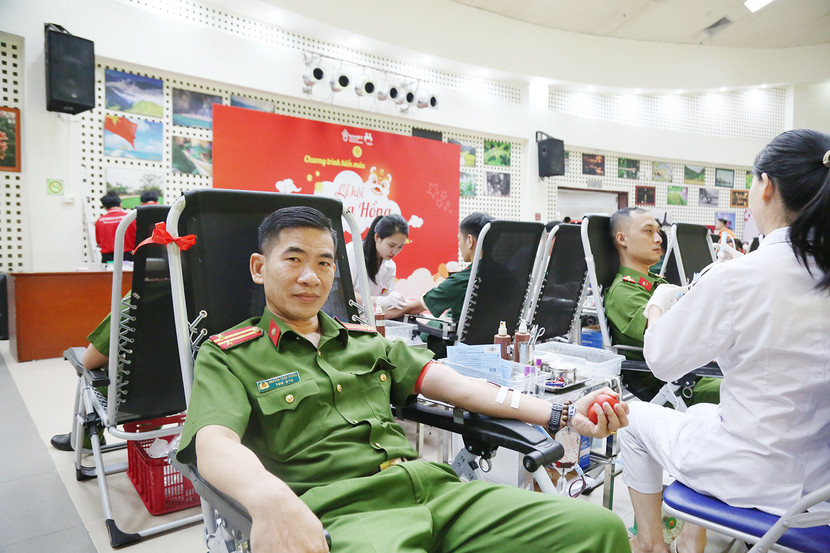 Trung tá Nguyễn Toàn Thắng tham gia hiến máu tại chương trình Trung tá Nguyễn Toàn Thắng tham gia hiến máu tại chương trình