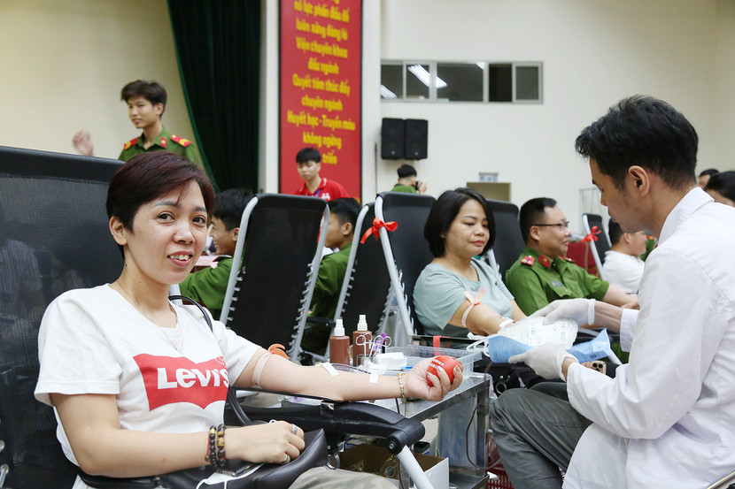 Chị Nguyễn Thị Huệ tham gia hiến máu lần thứ 18 Chị Nguyễn Thị Huệ tham gia hiến máu lần thứ 18