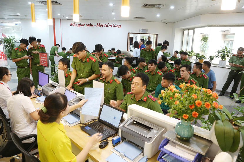 Hàng trăm cán bộ, chiến sỹ đến tham gia hiến máu Hàng trăm cán bộ, chiến sỹ đến tham gia hiến máu