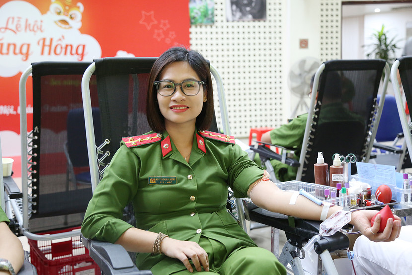 Đại úy Nguyễn Thị Mai Hương lần đầu tham gia hiến máu Đại úy Nguyễn Thị Mai Hương lần đầu tham gia hiến máu