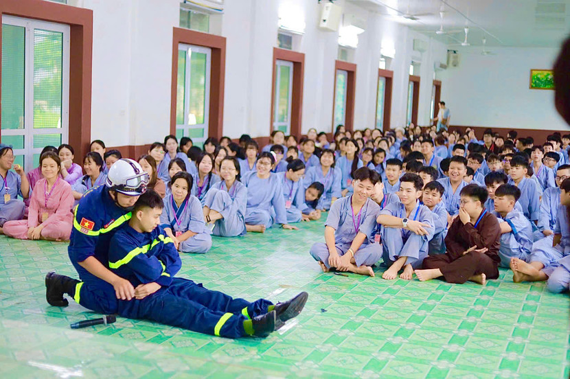 Tuyên truyền viên hướng dẫn các Tu sinh kỹ năng thoát nạn và di chuyển người bị nạn trong đám cháy