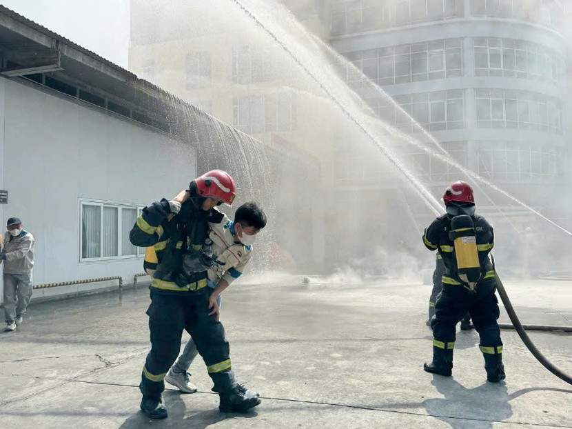 Cứu người bị nạn thoát khỏi vụ cháy giả định