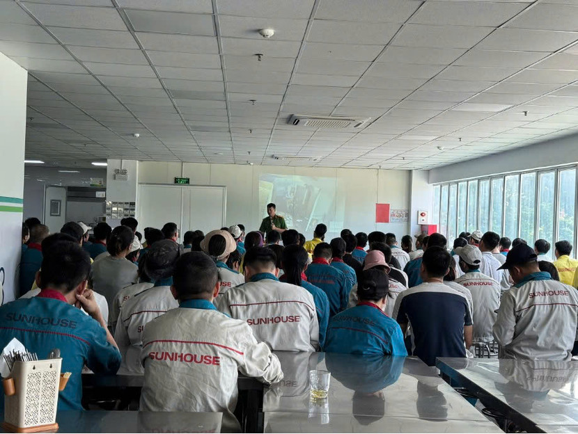 Rất đông cán bộ, nhân viên công ty tham gia buổi tuyên truyền an toàn PCCC