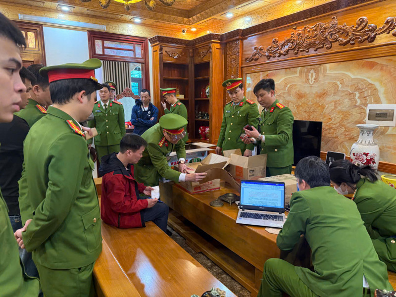 Tiến hành khám xét nơi ở của các đối tượng