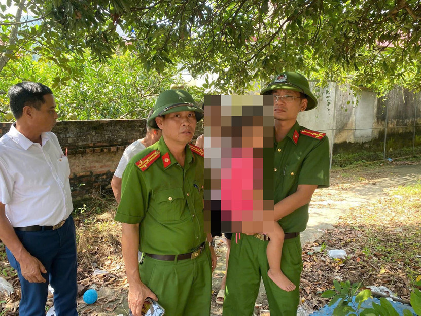 Cháu H được lực lượng Công an giải cứu an toàn Cháu H được lực lượng Công an giải cứu an toàn
