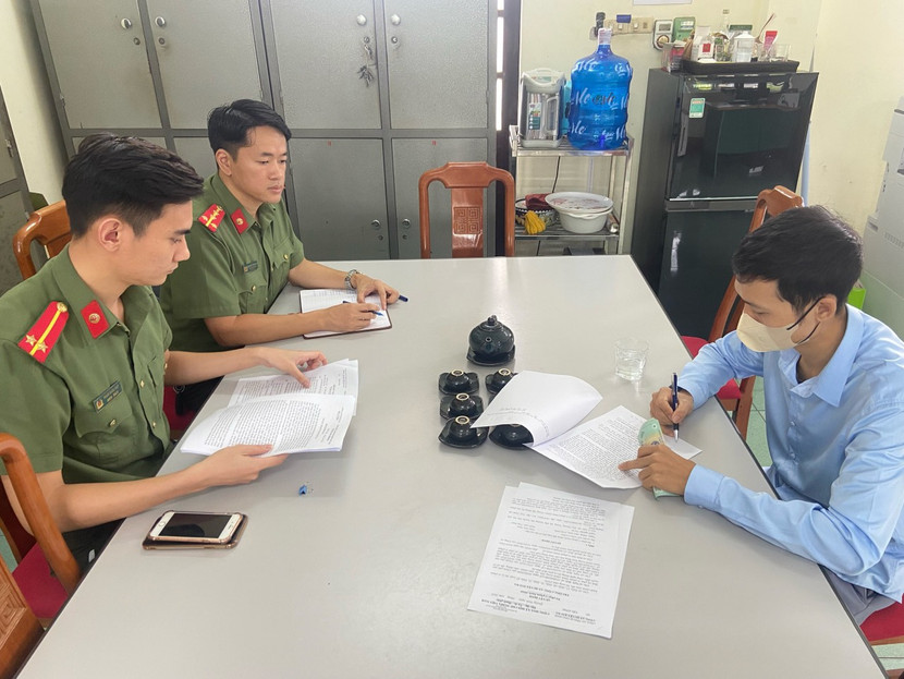 Cơ quan Công an làm việc với người đàn ông đăng tải thông tin hạ uy tín lực lượng CSGT Cơ quan Công an làm việc với người đàn ông đăng tải thông tin hạ uy tín lực lượng CSGT