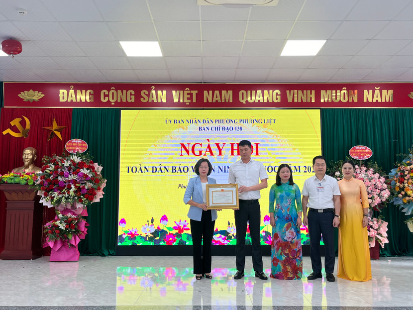 Cán bộ và nhân dân phường Phương Liệt đón nhận khen thưởng của Chủ tịch UBND thành phố Hà Nội