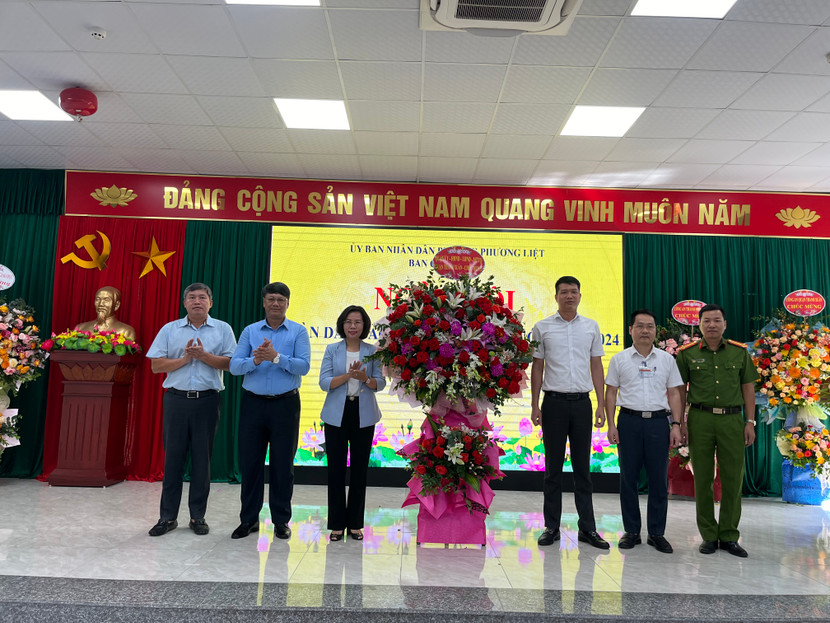 Quận uỷ, HĐND, UBND quận Thanh Xuân chúc mừng ngày hội