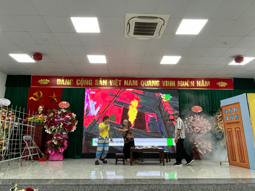 Tiết mục sân khấu hoá "Nhà không lối thoát" của Khu dân cư số 11 phường Phương Liệt tuyên truyền về an toàn PCCC