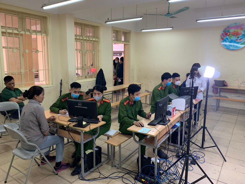 Căn phòng được bố trí máy móc phục vụ cấp căn cước công dân tại trường học