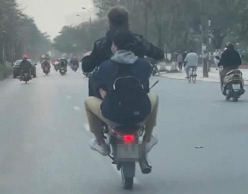 Hình ảnh 2 nam thanh niên điều khiển xe máy bốc đầu Hình ảnh 2 nam thanh niên điều khiển xe máy bốc đầu