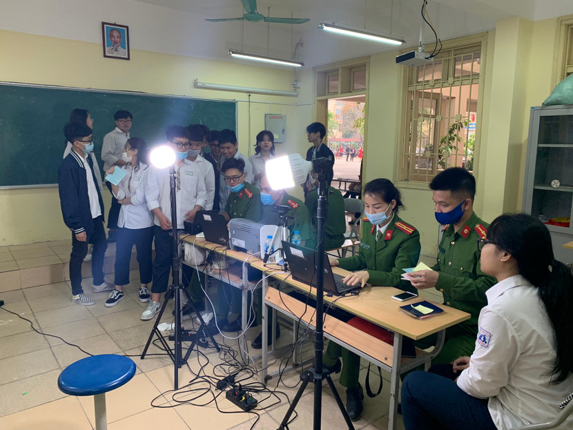 Công an quận Đống Đa cấp căn cước cho học sinh trường THCS Bế Văn Đàn