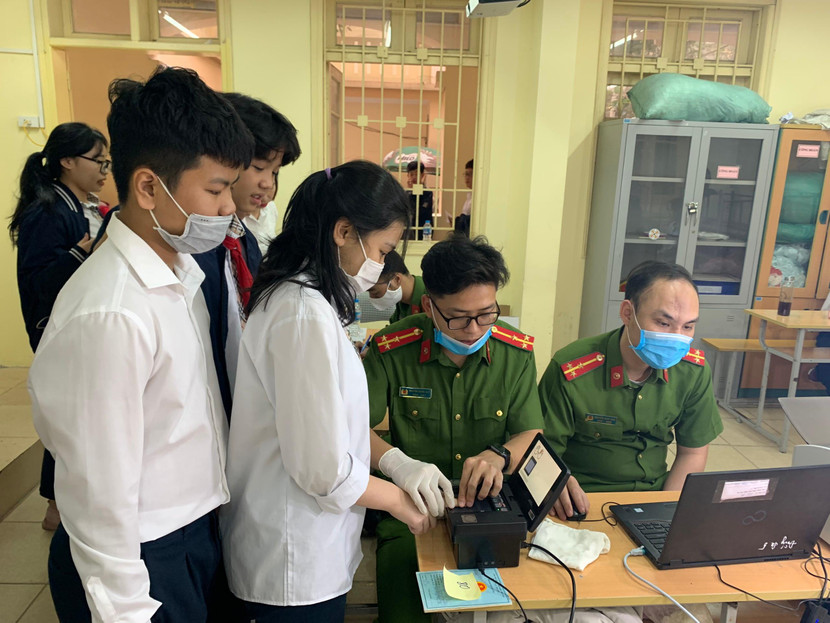 Trong sáng 25-3, các CBCS đã tiếp nhận giải quyết hồ sơ cho hơn 200 em học sinh