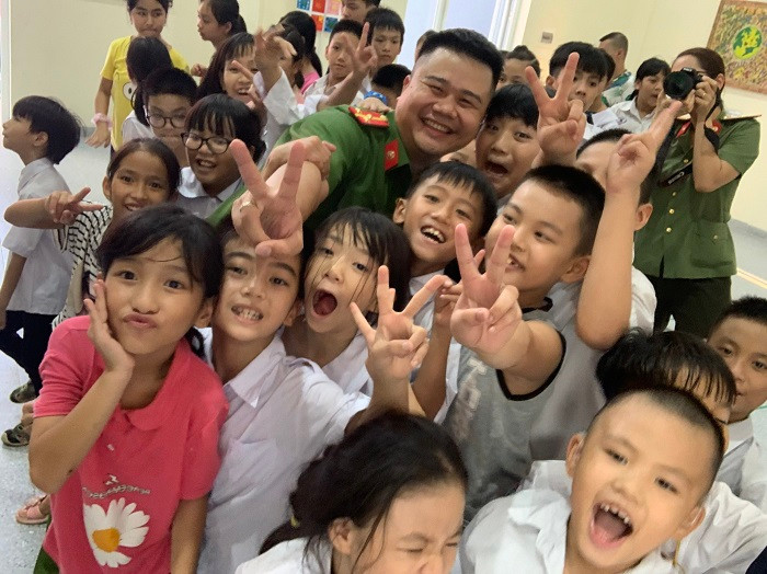 Nụ cười hồn nhiên rạng ngời trên khuôn mặt các em khi được vui đùa cùng các CBCS Nụ cười hồn nhiên rạng ngời trên khuôn mặt các em khi được vui đùa cùng các CBCS