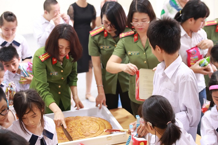 CBCS Công an quận Long Biên tổ chức chương trình "Trung thu yêu thương" tại Trường PTCS Hy Vọng CBCS Công an quận Long Biên tổ chức chương trình "Trung thu yêu thương" tại Trường PTCS Hy Vọng