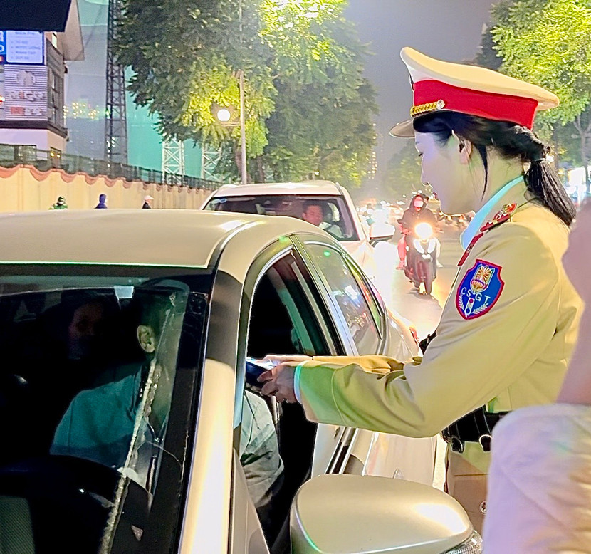 Các tổ công tác của Công an Hà Nội xử lý vi phạm nồng độ cồn Các tổ công tác của Công an Hà Nội xử lý vi phạm nồng độ cồn