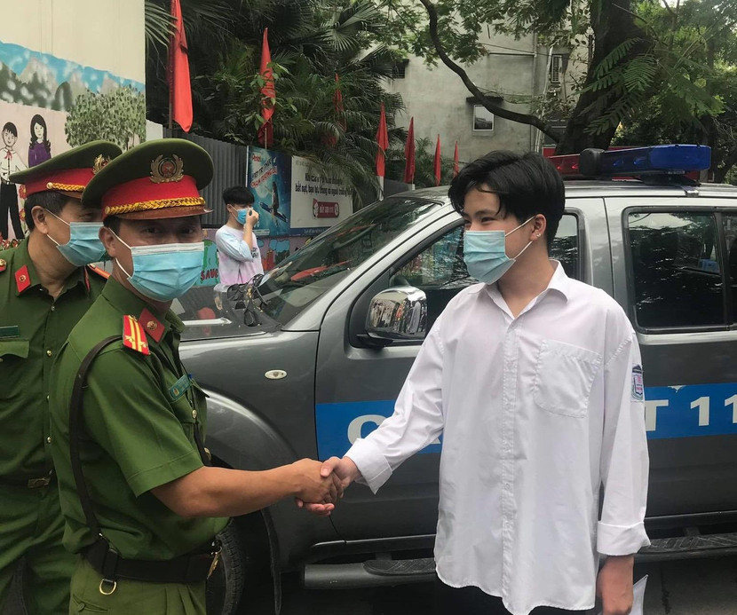Kết thúc buổi thi đầu tiên, nam sinh tìm đến cảm ơn các chiến sỹ Công an đã giúp đỡ em đến điểm thi kịp giờ Kết thúc buổi thi đầu tiên, nam sinh tìm đến cảm ơn các chiến sỹ Công an đã giúp đỡ em đến điểm thi kịp giờ