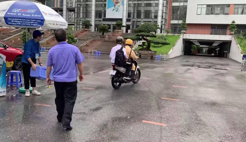 Nam sinh nhầm điểm trường được CSGT giúp đỡ