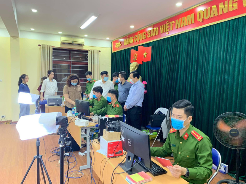 Mỗi ngày các CBCS làm việc 3 ca, từ 6h sáng đến 0h sáng Mỗi ngày các CBCS làm việc 3 ca, từ 6h sáng đến 0h sáng