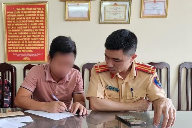 Cơ quan Công an làm việc với tài xế vi phạm